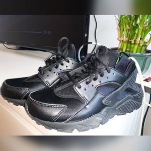 Nike Air Huarache Size 7 Women’s Brand New